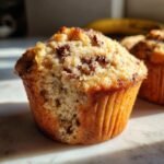 Nahaufnahme von saftigen Bananenmuffins mit Schokost&uuml;ckchen, perfekt f&uuml;r das Blitz-Rezept.