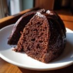 Ein St&uuml;ck saftiger Schokoladenkuchen mit reicher Schokoladenglasur, ideal f&uuml;r den besten Kuchen zum Vatertag.