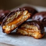 Schnittansicht von gluten-freien Alfajorcitos, gef&uuml;llt mit Dulce de Leche und &uuml;berzogen mit Schokolade.