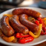 Herzhafte Wurst mit Paprika und Zwiebeln auf einem Teller, ein k&ouml;stliches Gericht.