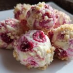 Nahaufnahme von unwiderstehlichen Himbeer Frischk&auml;se Bites, bestreut mit Kr&uuml;meln.