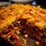 Nahaufnahme eines saftigen Mexican Beef Casserole mit geschmolzenem K&auml;se und Mais.