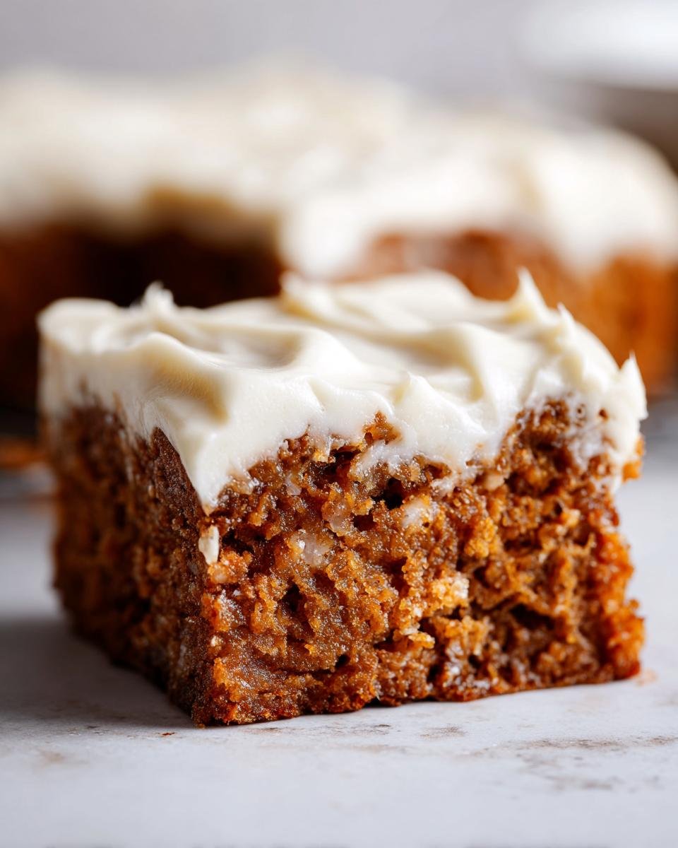 Ein St&uuml;ck saftiger Bananenriegel mit cremigem Frischk&auml;se-Frosting, perfekt f&uuml;r unwiderstehlichen Genuss.