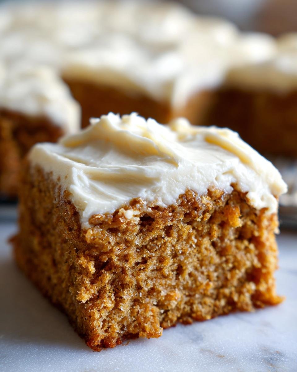 Nahaufnahme eines saftigen Bananenriegels mit cremigem Frischk&auml;se-Frosting, ein unwiderstehlicher Genuss.