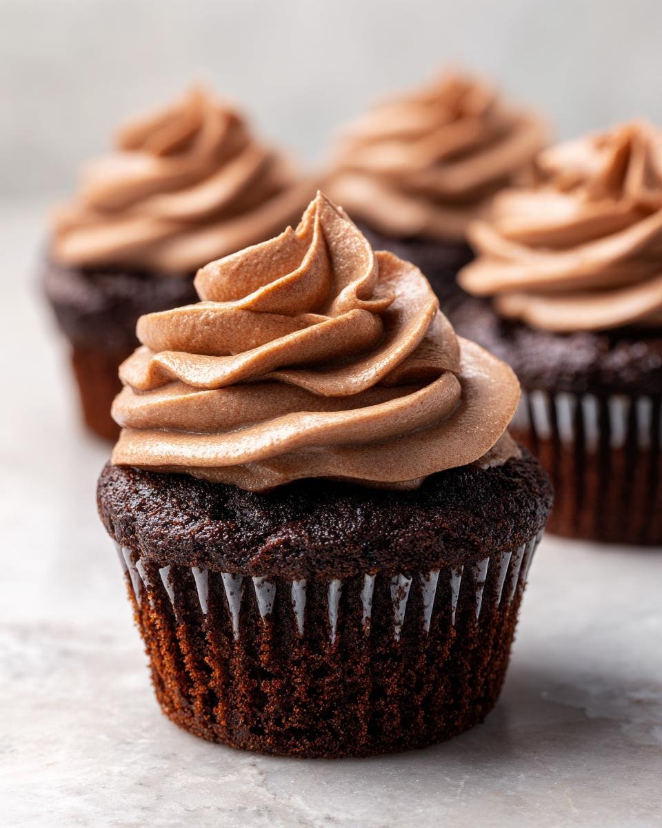 Nahaufnahme eines Schokoladen Kaffee Sahne Cupcakes mit &uuml;ppiger Schokoladencreme.
