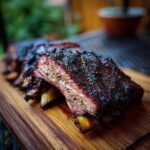 Nahaufnahme von saftigen, ger&auml;ucherten Rinderrippen, perfekt f&uuml;r BBQ-Liebhaber, mit sichtbarem Rauchring und knuspriger Kruste.
