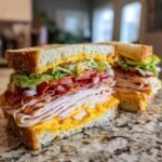 Ein saftiges, &uuml;ppig belegtes Subway Sandwich mit Truthahn, Speck, K&auml;se, Salat, Tomaten und Zwiebeln.