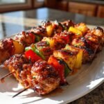 Nahaufnahme von unwiderstehlichen BBQ Ananas H&auml;hnchen Spie&szlig;en mit gegrillten Paprikast&uuml;cken.