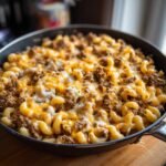 Nahaufnahme einer Pfanne mit unwiderstehlicher K&auml;se-Taco-Pasta, &uuml;berbacken mit geschmolzenem K&auml;se.