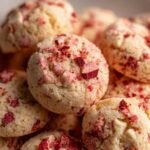 Nahaufnahme von unwiderstehlichen weichen Erdbeer-Shortcake-Keksen mit St&uuml;ckchen von Erdbeeren und wei&szlig;er Schokolade.