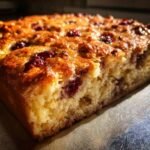 Ein St&uuml;ck unwiderstehlicher Kirsch-Dump-Cake mit goldbrauner Kruste und saftigen Kirschen.