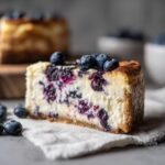 Ein St&uuml;ck cremiger White Chocolate Blueberry Cheesecake mit frischen Blaubeeren garniert.