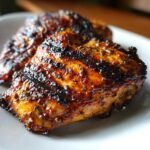 Nahaufnahme von saftigem, gegrilltem H&auml;hnchen mit einer w&uuml;rzigen, asiatischen Marinade.