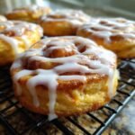 Nahaufnahme von saftigen Cinnamon Roll Sugar Cookies mit dickem, wei&szlig;em Zuckerguss auf einem K&uuml;hlrost.