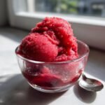 Nahaufnahme einer Sch&uuml;ssel mit erfrischendem Fresh Cherry Sorbet, perfekt f&uuml;r den Sommer.