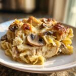 Nahaufnahme von Gebackener Turkey Tetrazzini mit cremiger Sauce, Nudeln, Pilzen und &uuml;berbackenem K&auml;se.