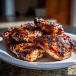 Ein Teller mit saftigen, gegrillten griechisch marinierten H&auml;hnchenst&uuml;cken, perfekt zum Genie&szlig;en.