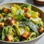 Nahaufnahme eines hausgemachten Caesar Salats mit Croutons und Parmesan, ein einfaches Rezept.