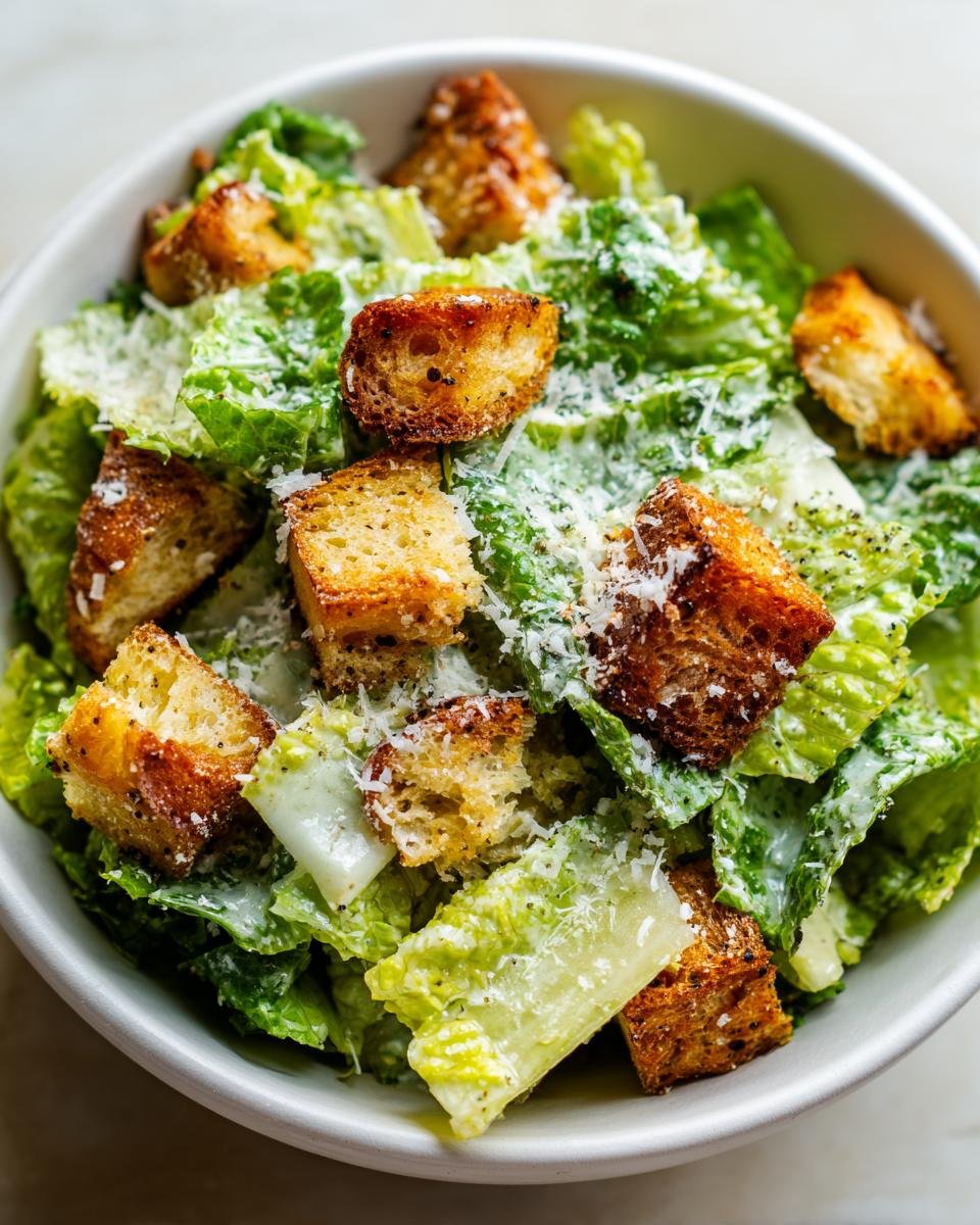 Nahaufnahme eines hausgemachten Caesar Salats mit Croutons und Parmesan.