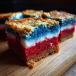 Nahaufnahme von roten, wei&szlig;en und blauen Cookie Bars mit einem knusprigen Boden und einer Krume oben.