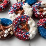 Nahaufnahme von Viertes Juli Schoko-Brezeln, dekoriert mit roten, wei&szlig;en und blauen Streuseln und Marshmallows.