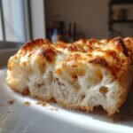 Nahaufnahme von Cheesy Garlic Bread mit geschmolzenem, ziehendem K&auml;se und goldbrauner Kruste.