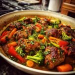 Gebratenes Chicken And Vegetables Skillet mit Karotten, Brokkoli und Paprika in einer So&szlig;e.