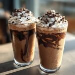 Zwei Gl&auml;ser Chocolate And Vanilla Eiskaffee mit Schlagsahne und Schokostreuseln.