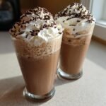 Zwei Gl&auml;ser Chocolate And Vanilla Eiskaffee mit viel Sahne und Schokostreuseln.