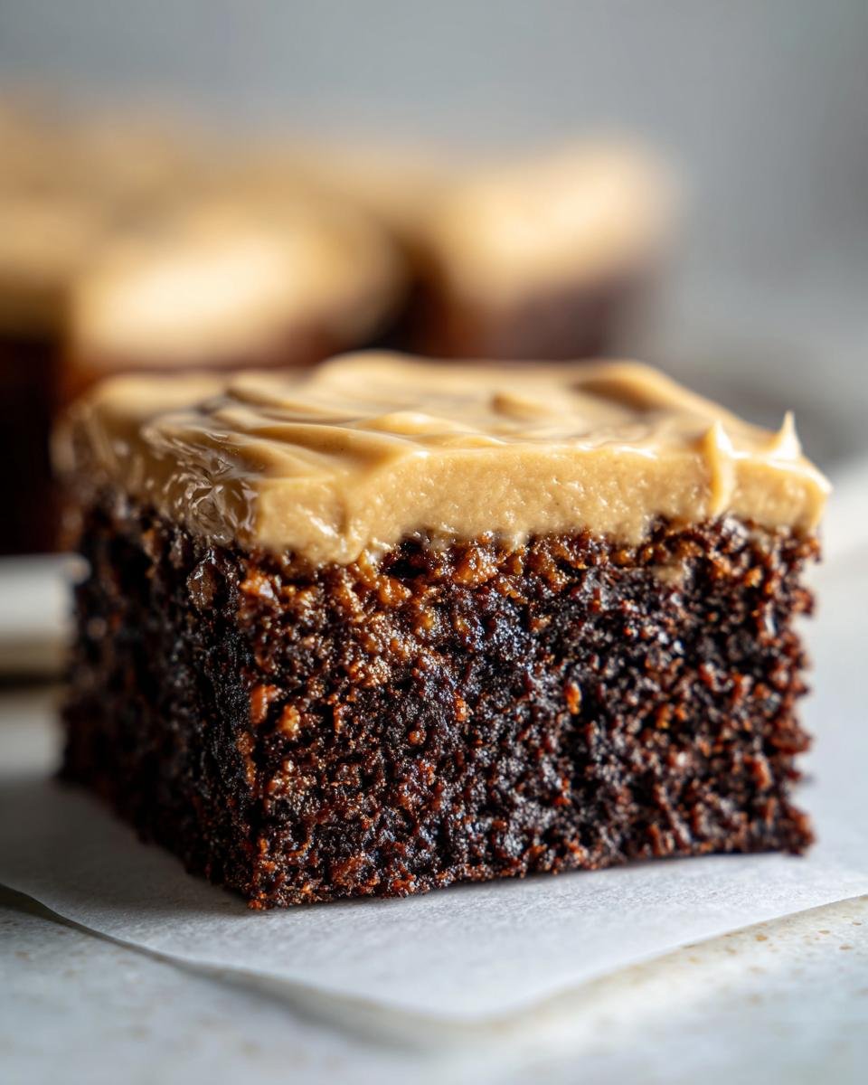 Nahaufnahme eines saftigen Fudge Brownies mit einer dicken Schicht cremiger Baileys Buttercreme Frosting.