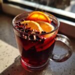 Dampfender Gl&uuml;hwein mit Orangenscheiben und Sternanis, typisch f&uuml;r Europ&auml;ische Weihnachtsm&auml;rkte.
