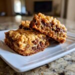 Nahaufnahme von drei klebrigen Carmelitas mit Schokoladenst&uuml;ckchen auf einem wei&szlig;en Teller.