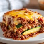 Ein St&uuml;ck saftiger Beef Zucchini Casserole mit Hackfleischsauce und geschmolzenem K&auml;se.