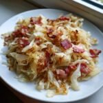 Teller mit gebratenem Wei&szlig;kohl und knusprigen Speckw&uuml;rfeln, ein ideales Beispiel f&uuml;r Cabbage Side Dishes.