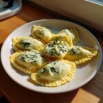 Teller mit selbstgemachten Ravioli, gef&uuml;llt mit Ricotta und Spinat &ndash; eine der besten Ravioli Filling Ideas.