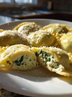 Gekochte Ravioli mit Spinat-Ricotta-F&uuml;llung, bestreut mit Parmesan, als Beispiel f&uuml;r Ravioli Filling Ideas.
