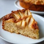 Ein saftiges St&uuml;ck Kuchen mit karamellisierten Birnenst&uuml;cken auf einem wei&szlig;en Teller, typisch f&uuml;r Birnen Rezepte.