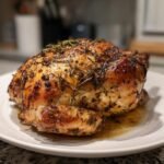 Ganzes, knusprig gebratenes Huhn, reichlich mit Rosmarin und Gew&uuml;rzen bedeckt, als Beispiel f&uuml;r Rosemary Recipes.