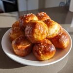 Ein Teller voller goldbrauner Soft Pretzel Bites, bestreut mit grobem Salz, bereit zum Genie&szlig;en.
