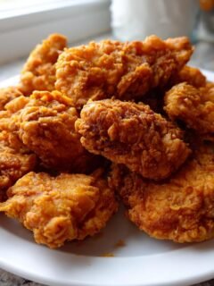 Ein Teller voller goldbrauner, knuspriger Copycat Chick Fil A Nuggets, frisch zubereitet.