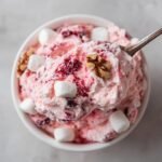 Nahaufnahme des erfrischenden Cranberry Fluff Dessert mit Marshmallows und Waln&uuml;ssen.