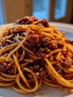 Nahaufnahme von Spaghetti mit reichhaltiger So&szlig;e, die perfekt zubereitetes Ground Turkey Pasta zeigt.
