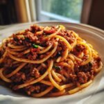 Nahaufnahme von Spaghetti mit reichhaltiger Sauce aus Hackfleisch vom Puten und Kr&auml;utern: Ground Turkey Pasta.