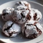 F&uuml;nf saftige, dunkle Schokoladenkekse, bedeckt mit Puderzucker, die Irresistible Chocolate Snowball Cookies.