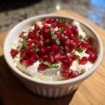 Cremiger Feta-Dip garniert mit leuchtend roten Granatapfelkernen und Minze &ndash; das Rezept f&uuml;r Tangy Pomegranate Feta Dip.