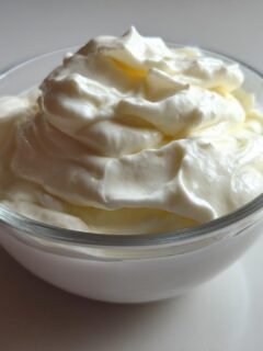 Cremiges, wei&szlig;es Topping in einer Glasschale, ideal f&uuml;r Healthy Dairy Free Rice Pudding Recipe.