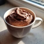 Nahaufnahme von cremigem, schokoladigem Wendys Frosty Rezept, serviert in einer wei&szlig;en Tasse.