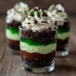 Nahaufnahme von Ghoulishly Fun Beetlejuice Mini Trifles mit Schichten aus Schokolade und Minze.