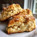 Nahaufnahme eines angeschnittenen Festive Peppermint White Chocolate Scones mit wei&szlig;en Schokoladenst&uuml;cken.