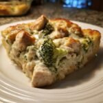 Ein St&uuml;ck des Delicious Healthier Broccoli Chicken Casserole mit cremiger So&szlig;e, H&auml;hnchenst&uuml;cken und Brokkoli.